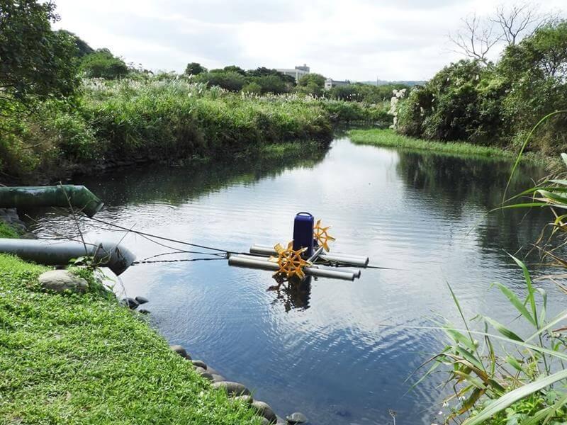 池水中的打水機