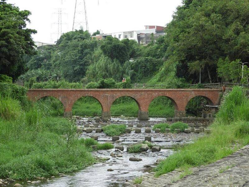大平紅橋正面拍攝
