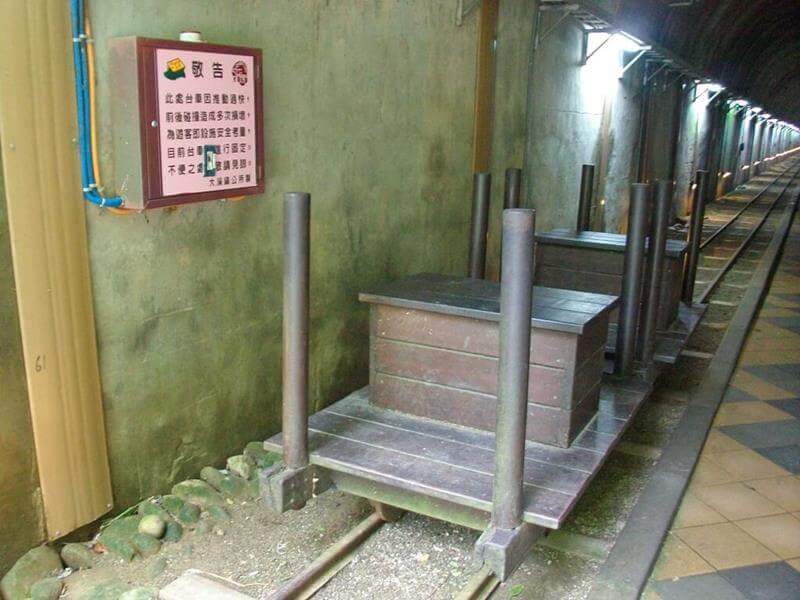 在入口處旁的台車