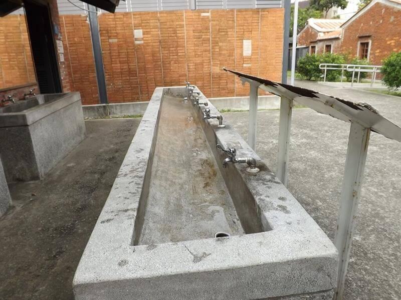 豬舍改建的廁所外洗手台