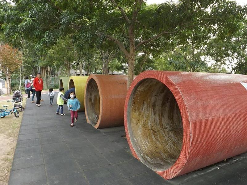 彩色大水管溜滑梯入口