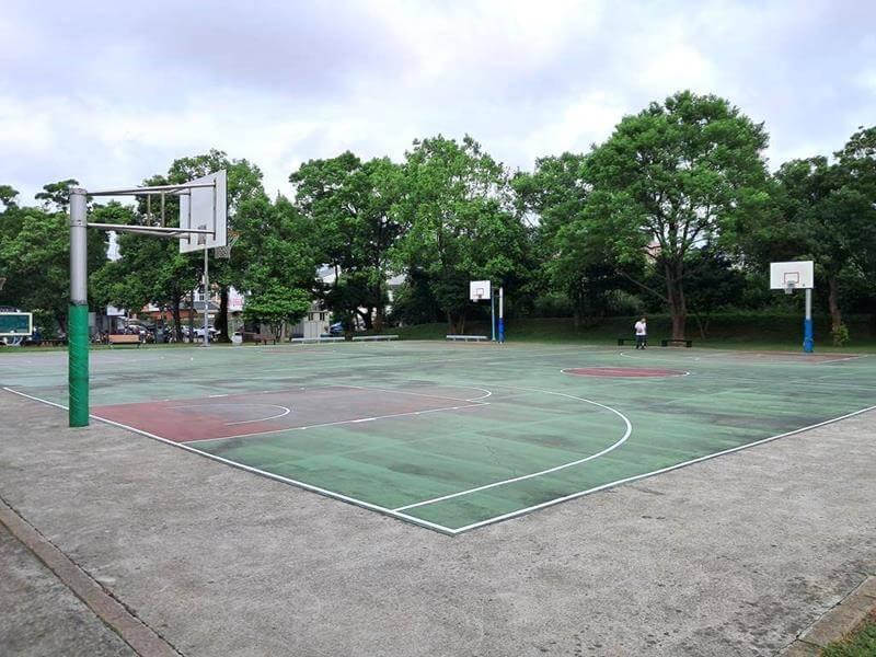 兩個全場的籃球場