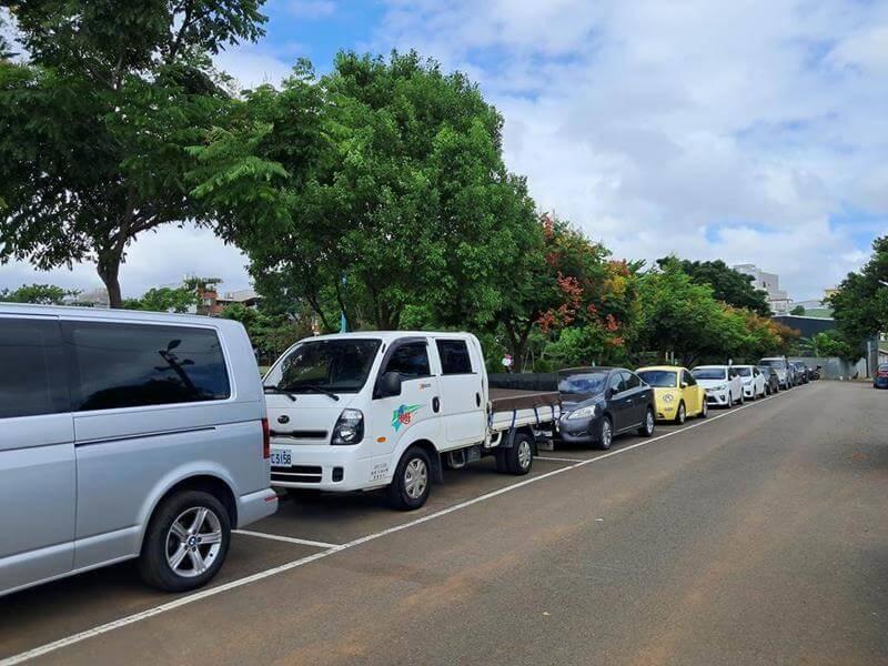 龍福一街這裡也有一排停車位