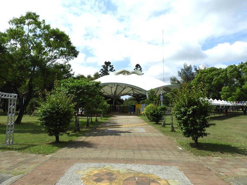 公園中央的天幕廣場