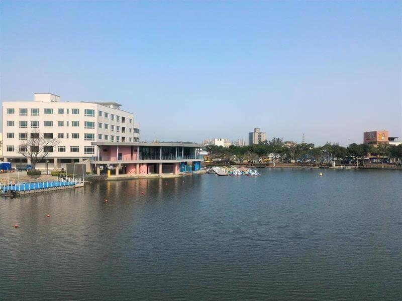 另一側就是龍潭大池水岸休憩廣場