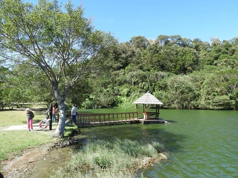 有個小路可以到湖上的小涼亭