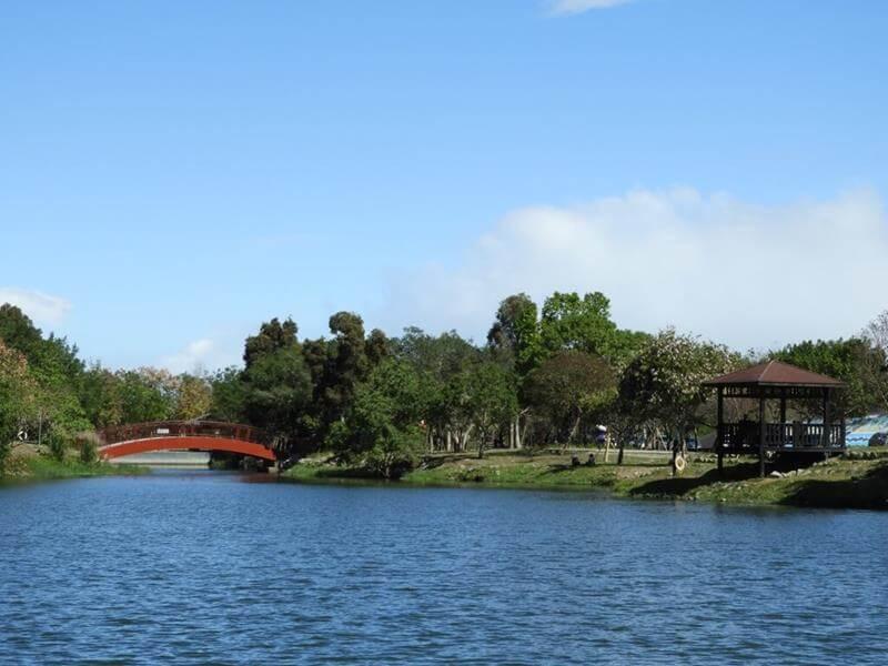 湖面、涼亭與小橋