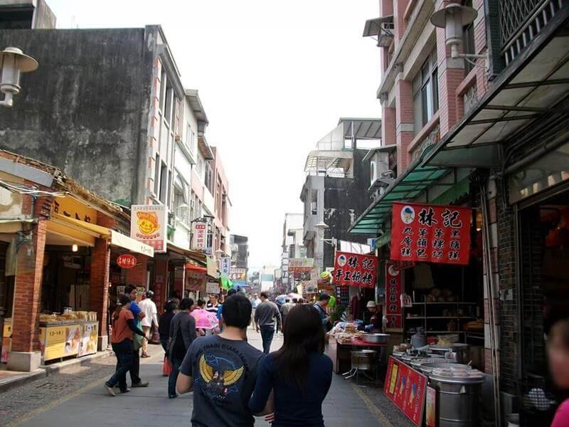 大溪老街假日人潮很多