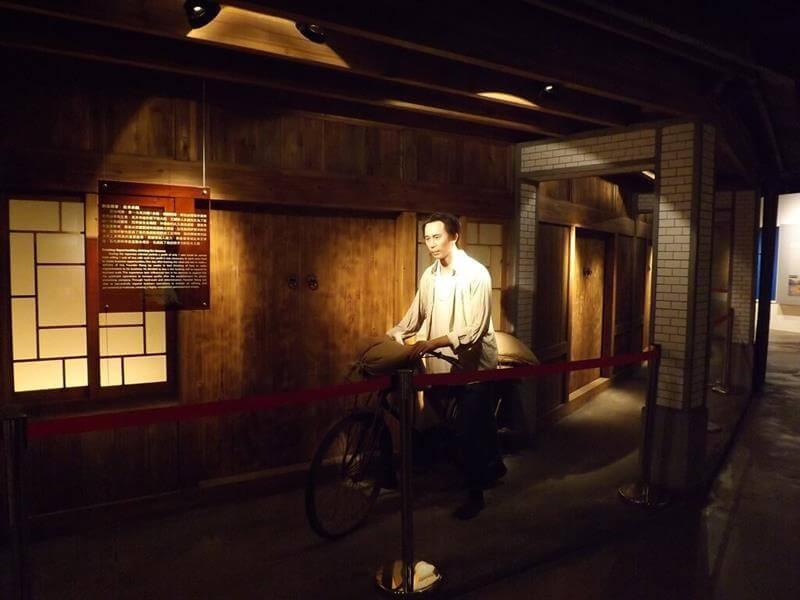 牽著腳踏車要去賣米的王永慶先生