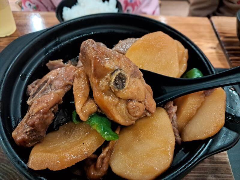 這極&bull;黃燜雞是採用雞腿肉製作
