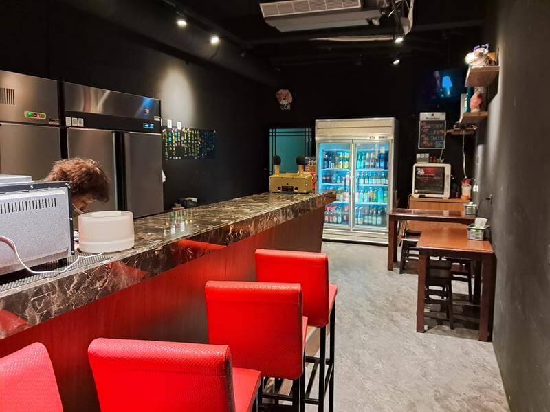 龍潭牠串串燒店內也有用餐空間