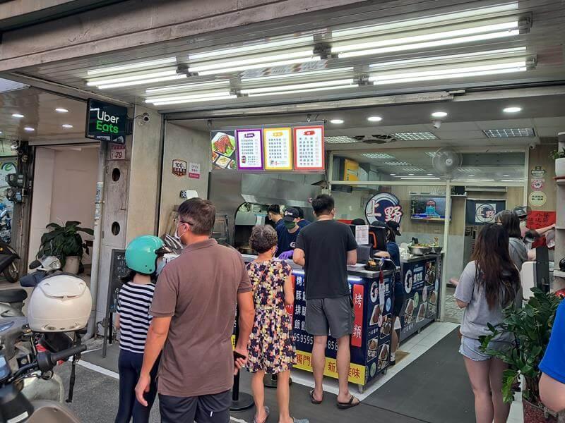 用餐時刻滿滿的人潮