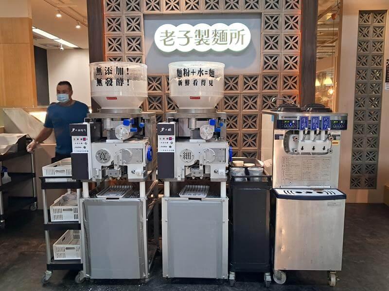 自助的白麵製造機及霜淇淋機