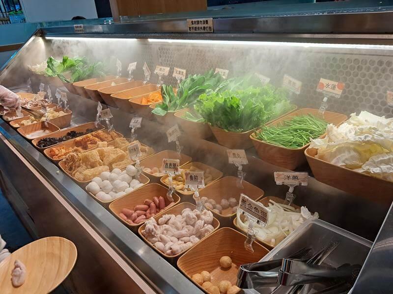 蔬菜及火鍋料自助吧台