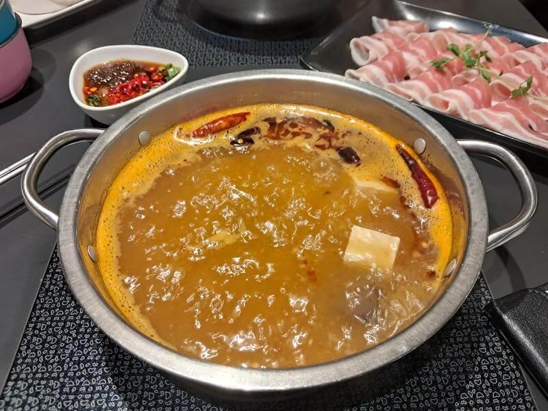 極品麻辣湯頭煮滾了