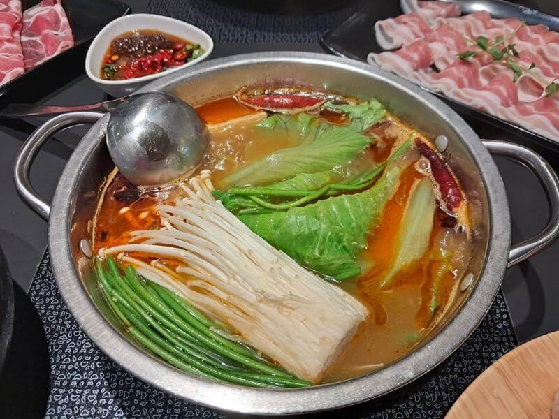 蔬菜類都進極品麻辣湯頭