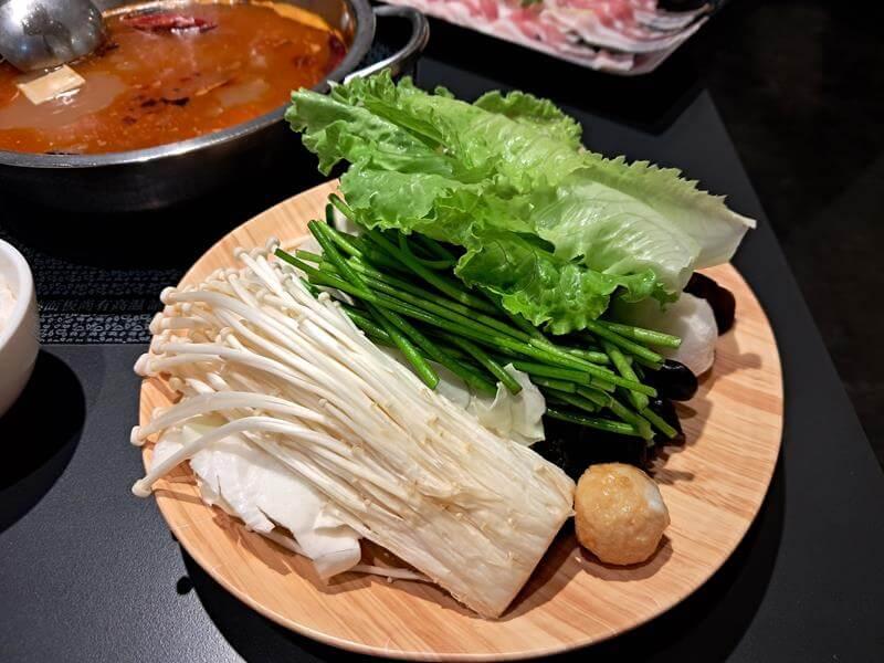 剛剛拿的蔬菜及火鍋料菜盤
