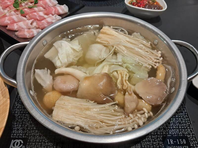 蔬菜、菇類、火鍋料下鍋