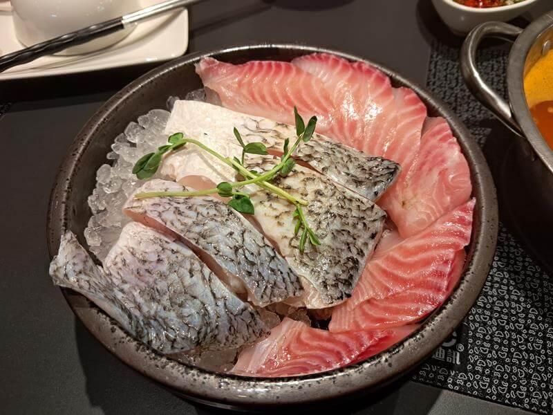 有魚片鍋的魚肉盤