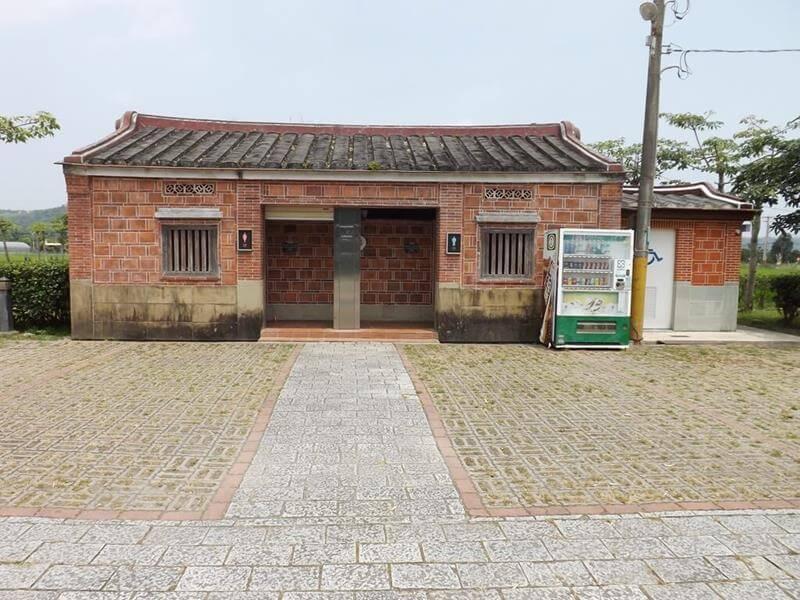 這間停車場旁的是公廁