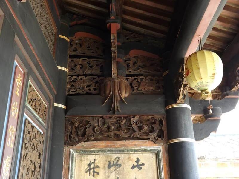 屋簷下的瓜藤