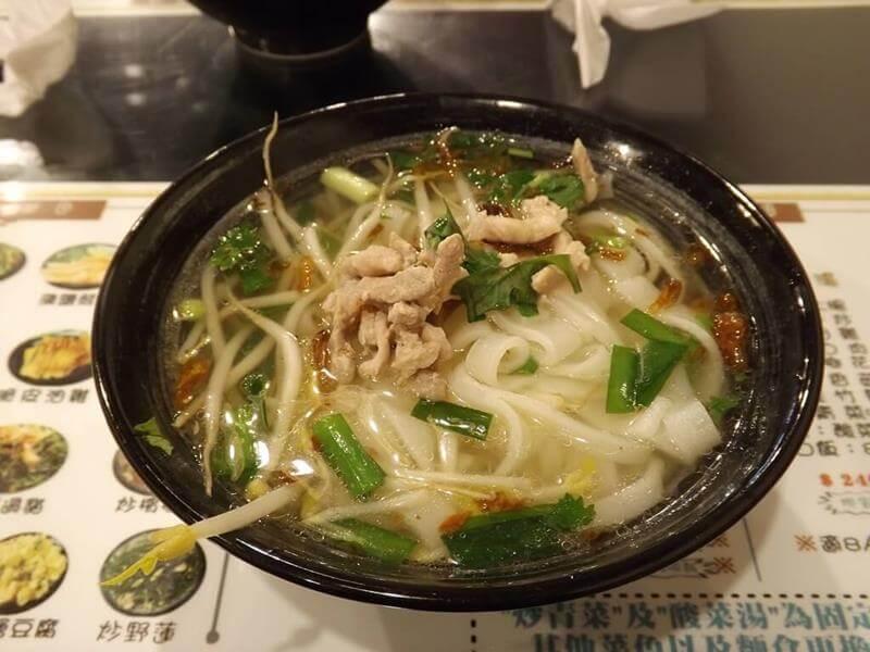 在老街的餐廳點了道地的客家湯粄條