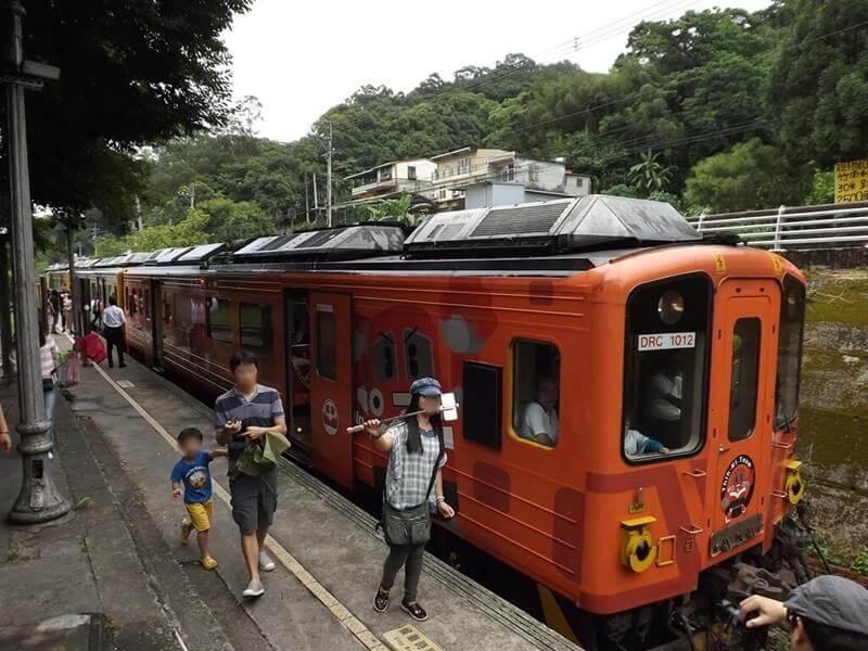 剛好來了一班列車耶