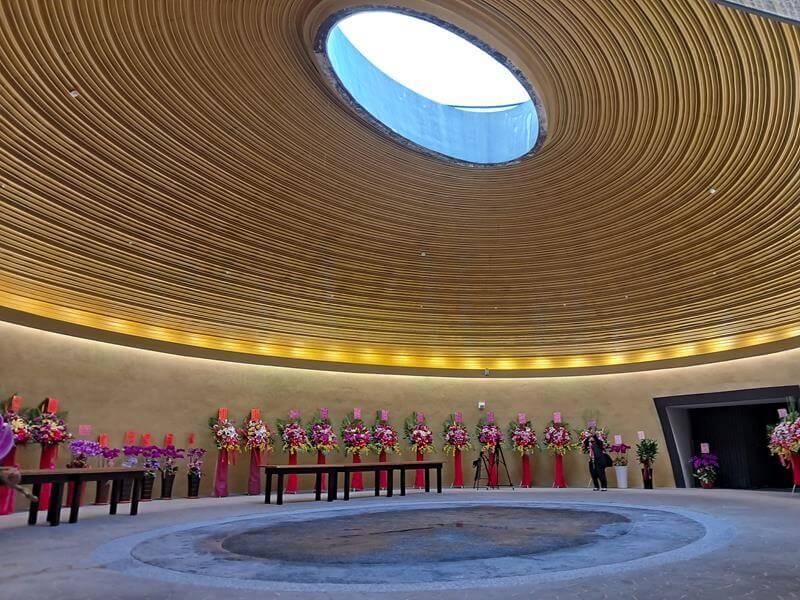 感覺金碧輝煌的橢圓頂建築相當特別