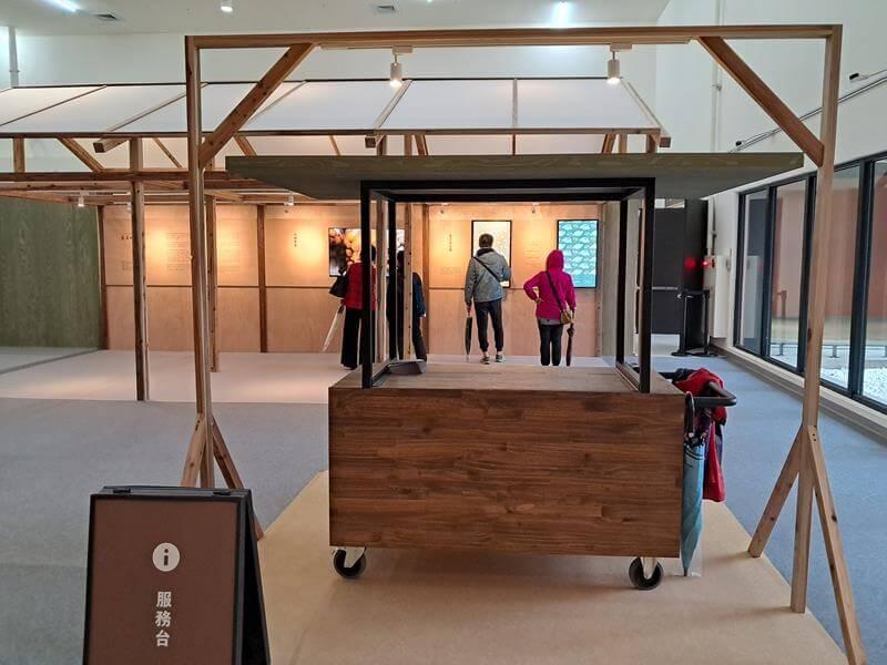 主展覽廳的服務台