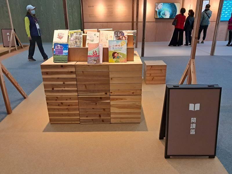 閱讀區有很多客家與茶文化的書籍