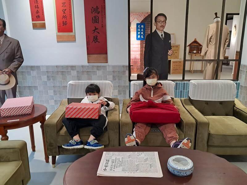 茶金劇中的綠色布沙發