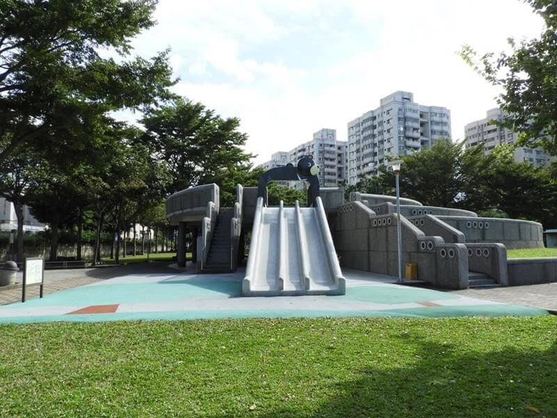 大黑熊溜滑梯再另外一邊