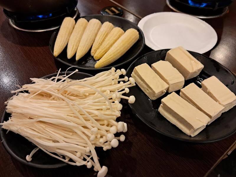 加點的金針菇、臭豆腐、玉米筍