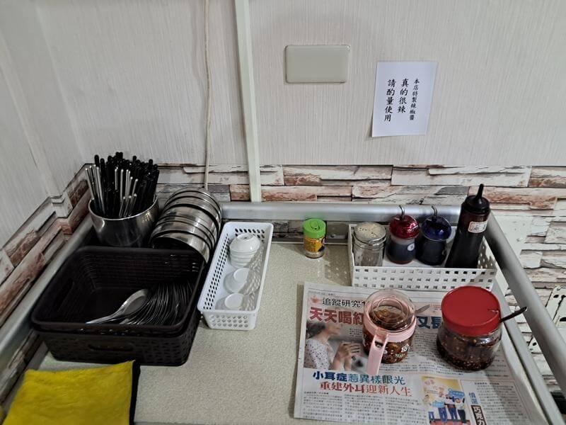 醬料區很乾淨，有老闆特製辣醬