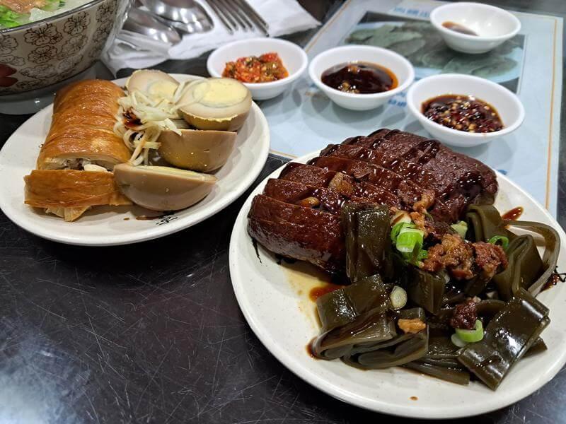 我們點的小菜很快就上桌囉