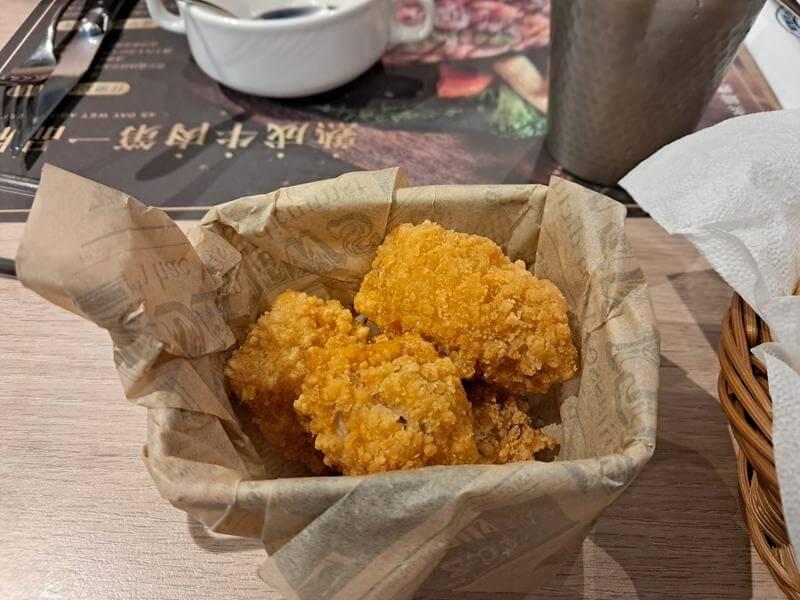 酥炸魚柳條味道很香,乍看之下誤以為是雞塊