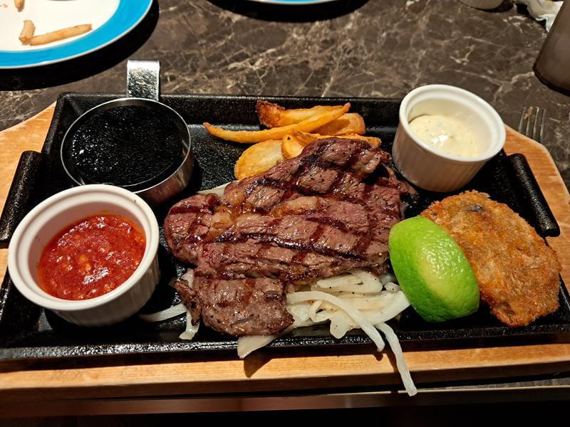 美國沙朗心牛排搭配香酥鱈魚排　570元