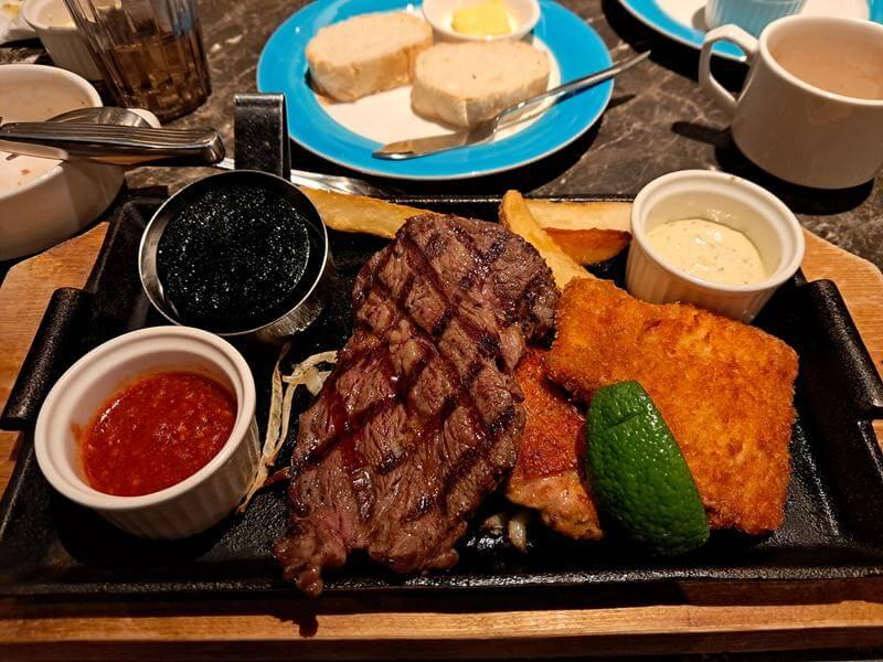 美國沙朗心牛排搭配香酥鱈魚排及雞腿　660元