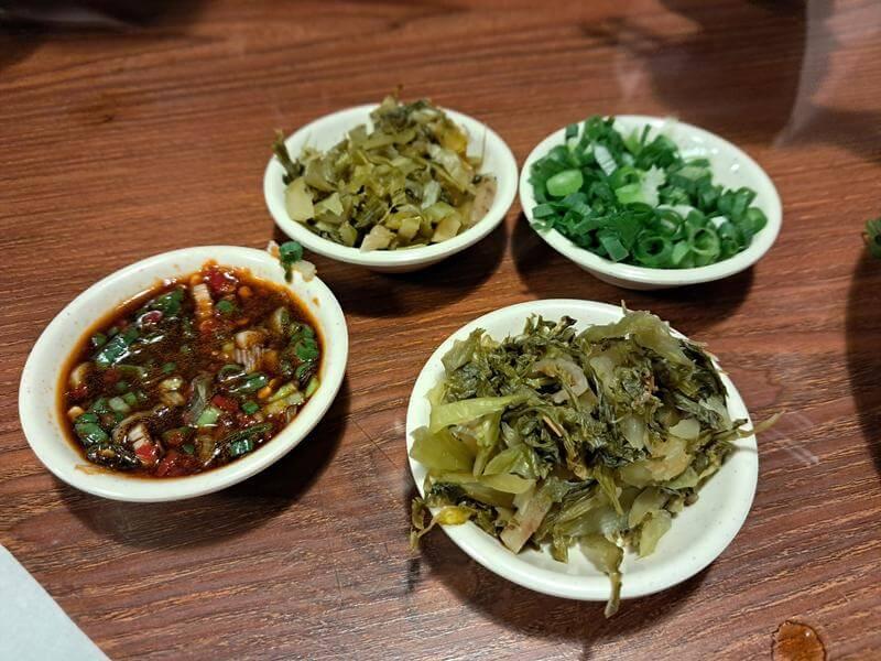酸菜+青蔥+辣椒醬
