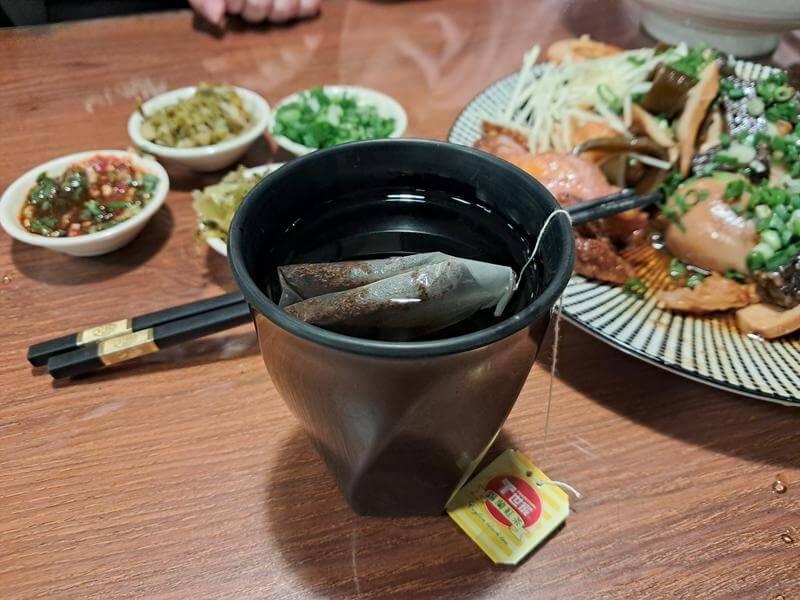 犎牛麵食館有茶包可以自己沖來喝
