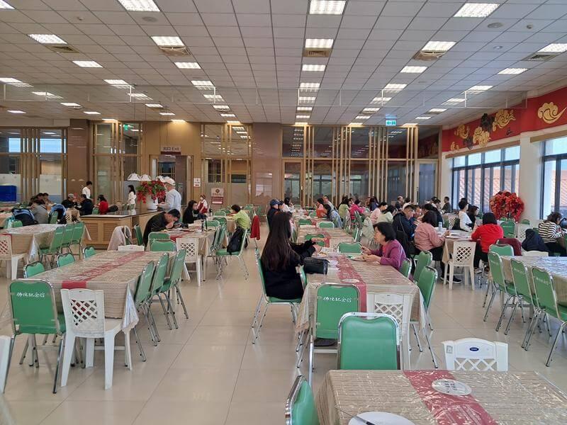百味軒自助餐的用餐空間寬敞明亮