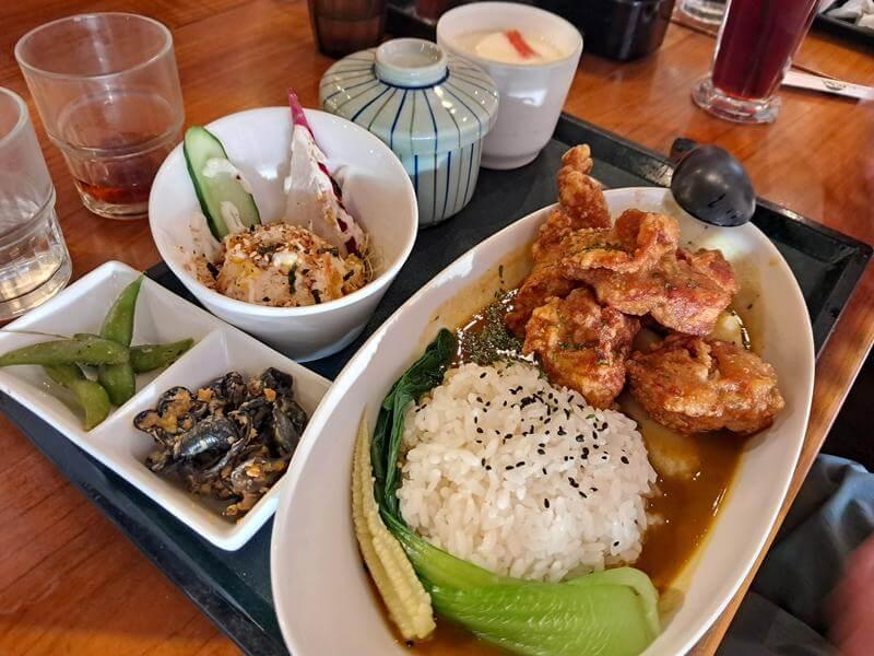 咖哩雞腿定食