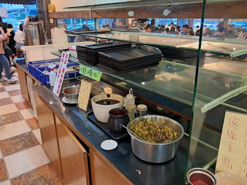 餐具、醬料、酸菜