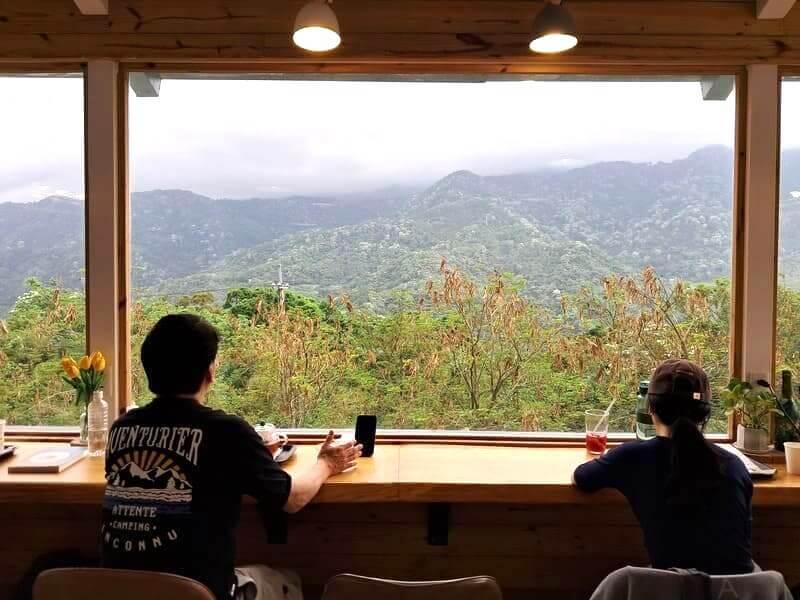 窗外看出去的山景