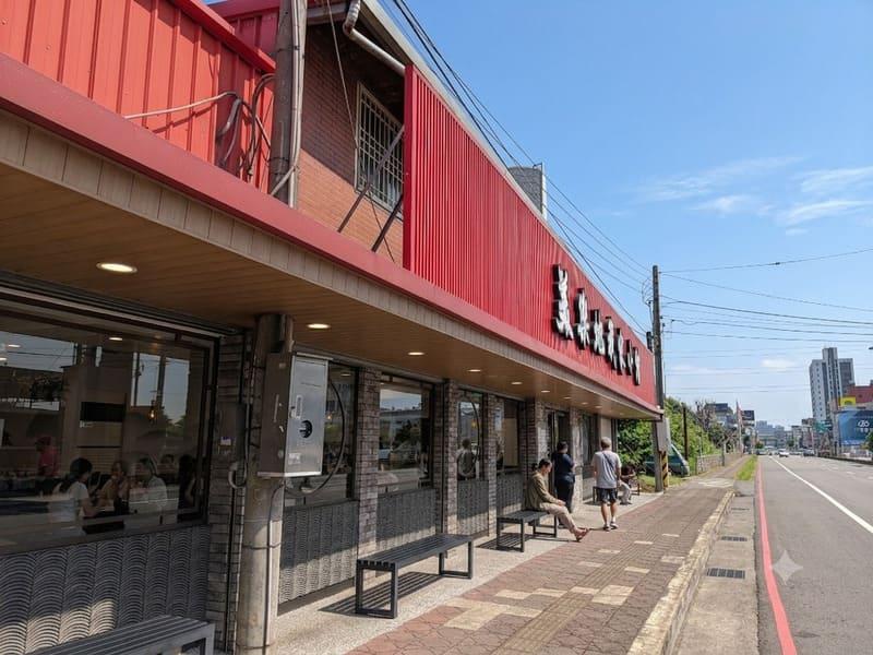 我家小館就位於龍潭中正里中正路的路邊，店面很寬