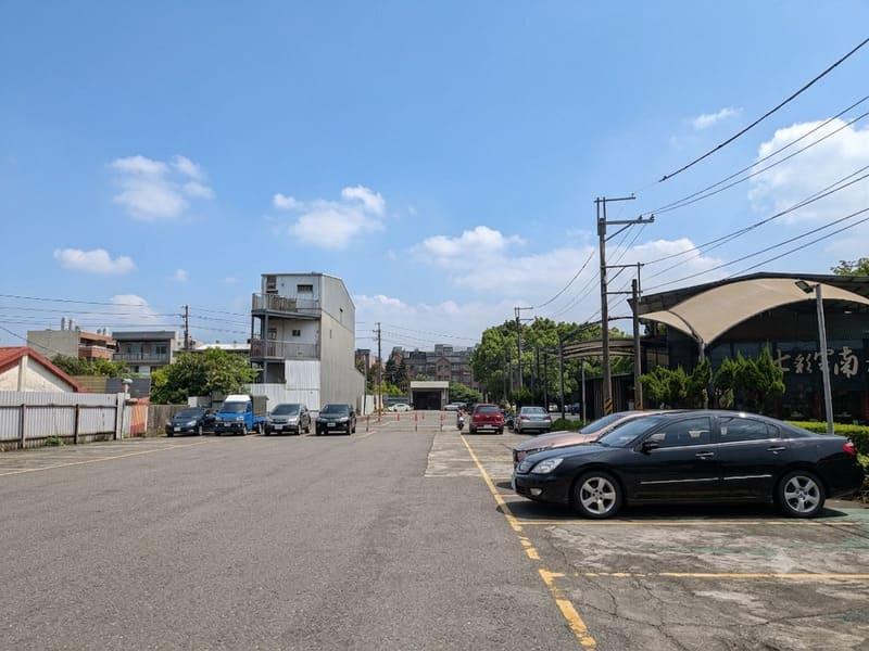 我家小館設有很大的免費停車場，用餐超方便